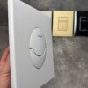Панель змиву KOER KT-0606-03 157x198x3mm пластикова, кнопка закруглена (колір білий) Панель змиву KOER KT-0606-03 157x198x3mm пластикова, кнопка закруглена (колір білий)